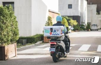 본문 이미지 - 배민커넥트 라이더가 배달을 수행하는 모습 (우아한청년들 제공)