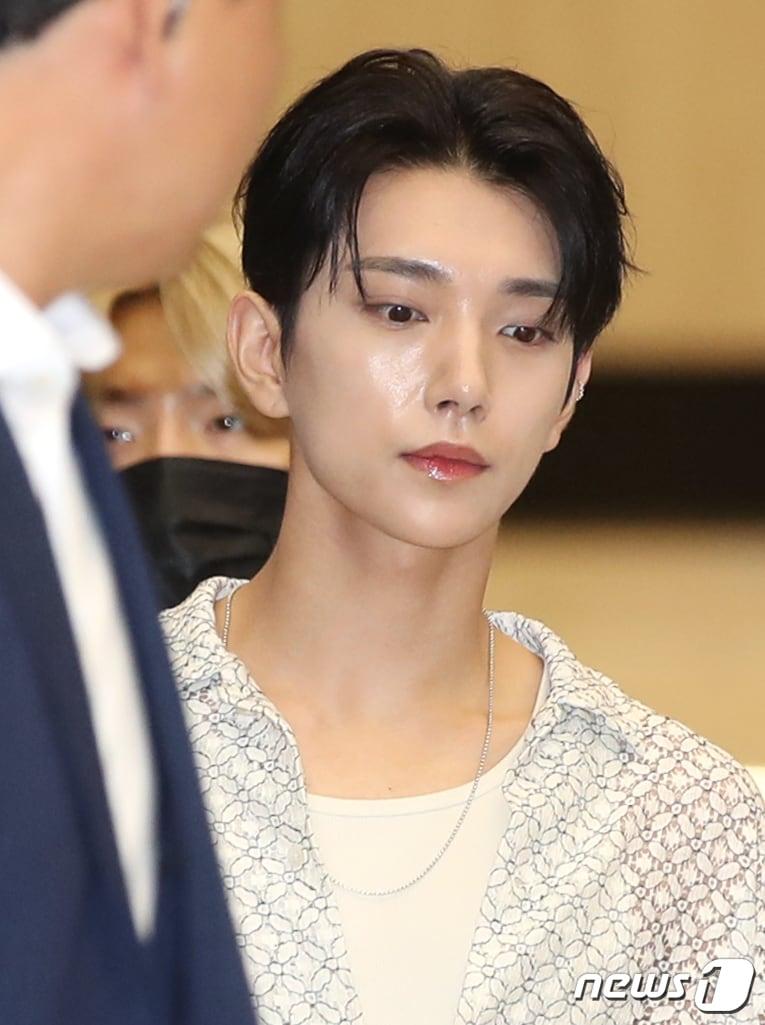 본문 이미지 - 세븐틴 조슈아가 유명 인플루언서와 열애설 후 첫 포착됐다. ⓒ News1 권현진 기자