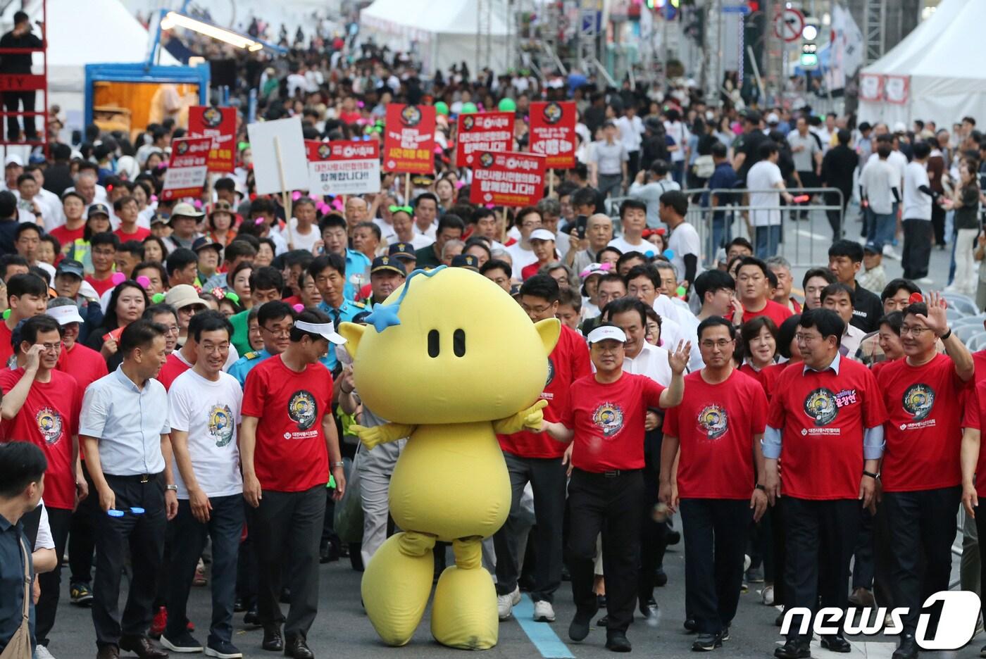 이장우 대전시장과 내빈들이 2023년 8월 17일 대전 중구 은행동과 대전역 일대에서 진행된 '0시축제' 폐막식에서 퍼레이드를 하는 모습. 2023.8.17/뉴스1 ⓒ News1 김기태 기자