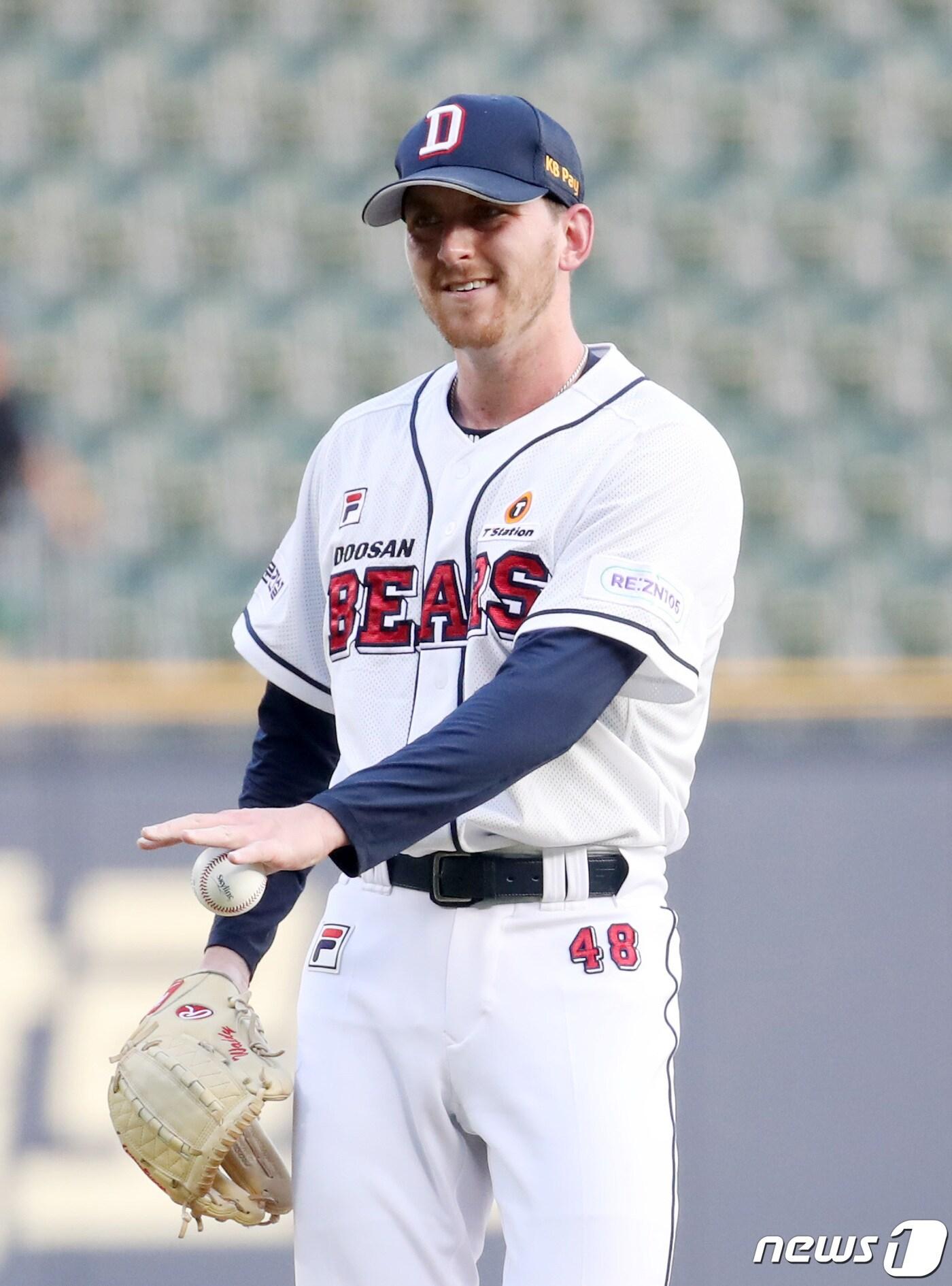 본문 이미지 - 17일 서울 송파구 잠실야구장에서 열린 프로야구 '2023 신한은행 SOL KBO리그' KT 위즈와 두산 베어스의 경기, 두산 선발 브랜든이 1회초 1사 1,2루 상황에서 KT 장성우에게 3점 홈런을 허용한 후 아쉬워하고 있다. 2023.8.17/뉴스1 ⓒ News1 김성진 기자