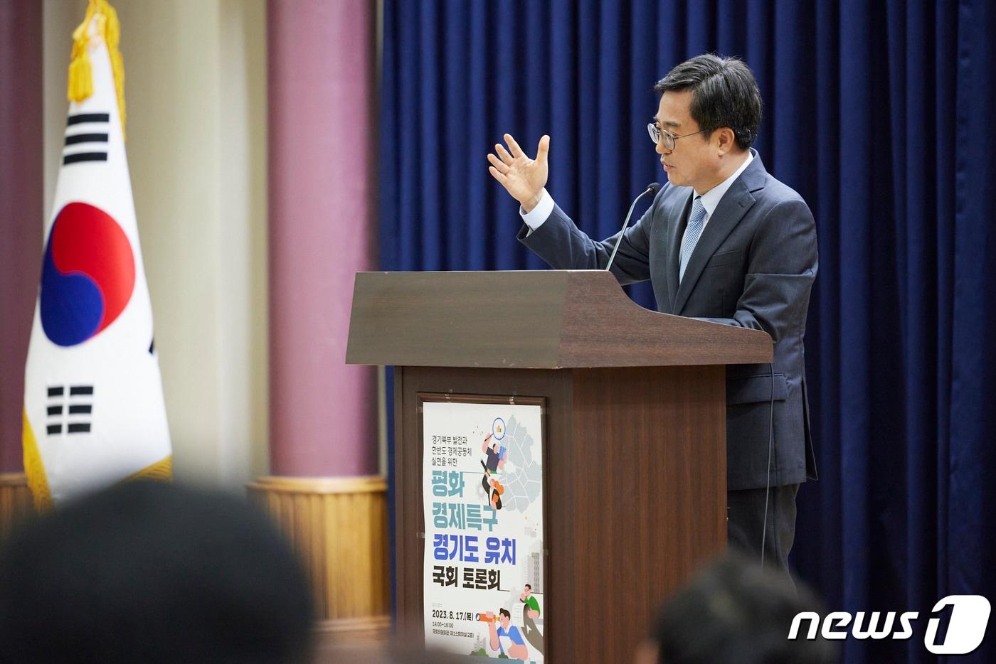 본문 이미지 - 김동연 경기도지사는 17일 자신의 페이스북에 올린 글에서 "경기도 접경지역에 평화경제특구를 유치하기 위해 최선을 다하겠다"고 밝혔다.(경기도 제공)