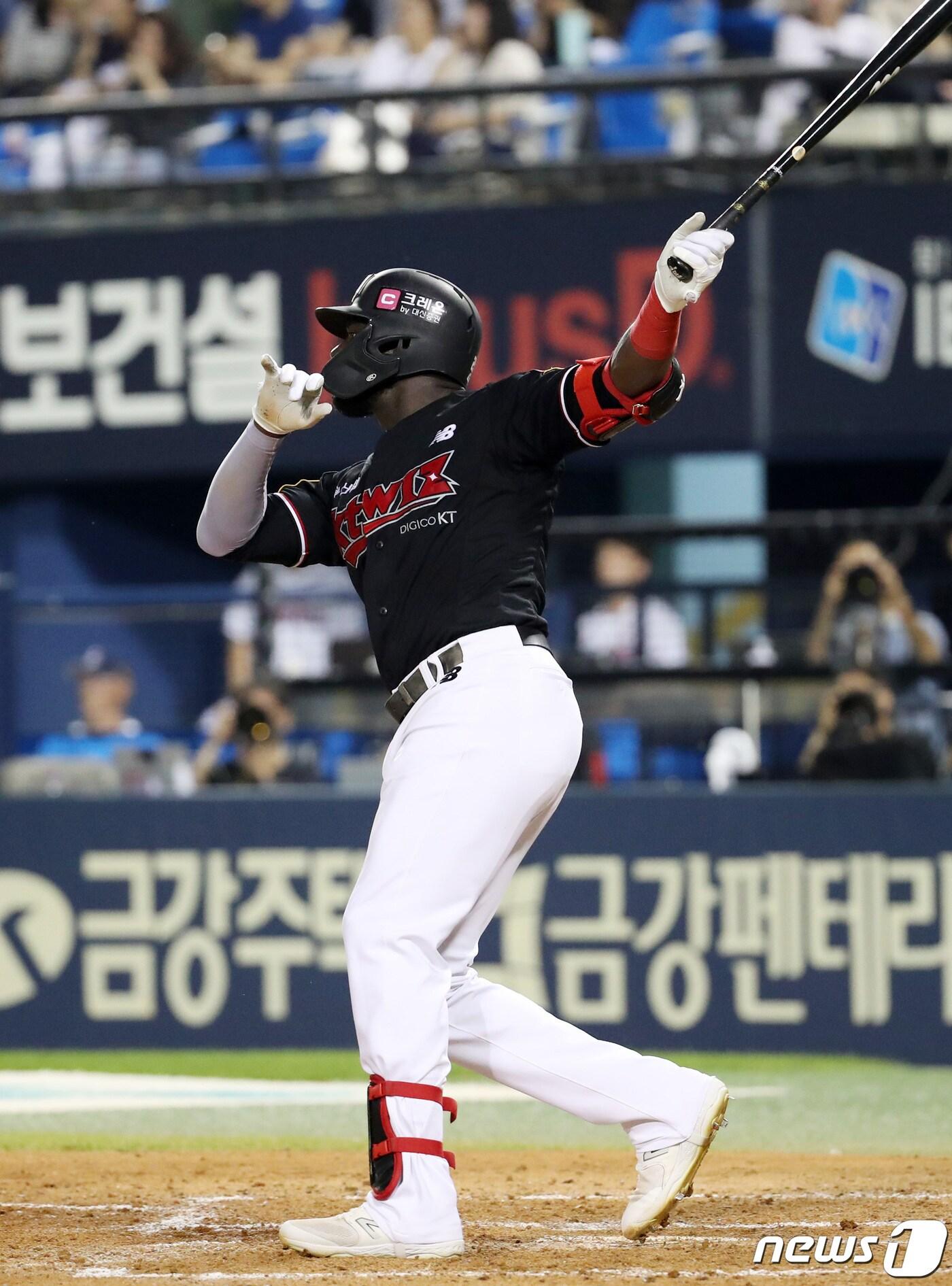 본문 이미지 - 17일 서울 송파구 잠실야구장에서 열린 프로야구 '2023 신한은행 SOL KBO리그' KT 위즈와 두산 베어스의 경기, KT 알포드가 5회초 무사 1루 상황에서 1타점 2루타를 치고 있다. 2023.8.17/뉴스1 ⓒ News1 김성진 기자