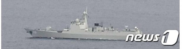 본문 이미지 - 중국 해군 루얀 Ⅲ급 미사일 구축함. 2023.08.17/뉴스1(일본 통합막료감부 보도자료 갈무리)