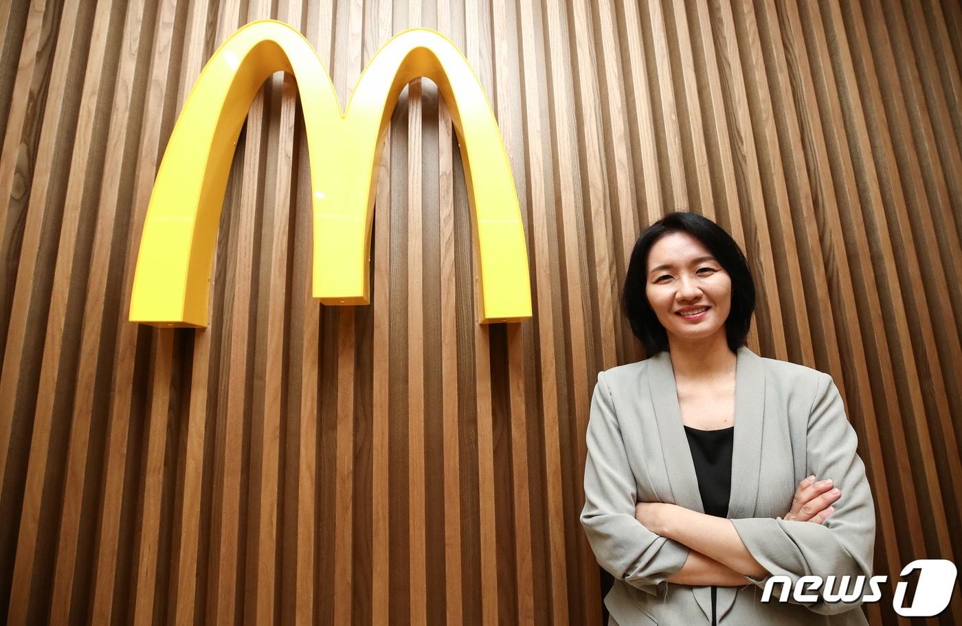 이해연 한국맥도날드 최고 마케팅 책임자(CMO)가 17일 서울 종로구 한국맥도날드 본사에서 인터뷰에 앞서 포즈를 취하고 있다. 2023.8.17/뉴스1 ⓒ News1 김민지 기자