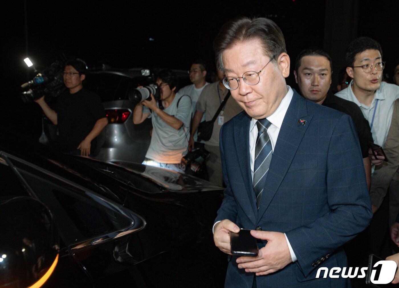 본문 이미지 - 이재명 더불어민주당 대표가 18일 오전 서울 서초구 서울지방검찰청에서 백현동 개발 비리 의혹 관련 조사를 마친 후 차량으로 향하고 있다. 2023.8.18/뉴스1 ⓒ News1 이재명 기자