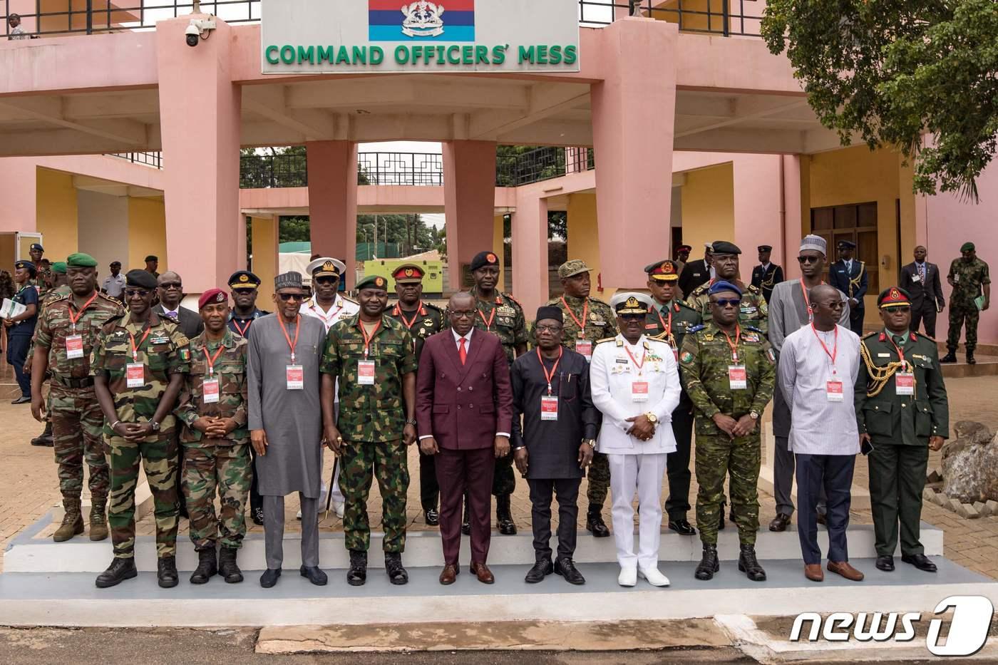가나 수도 아크라에서 서아프리카경제공동체(ECOWAS) 군참모총장들이 니제르 쿠데타 사태를 논의하는 회의에서 기념 촬영을 하고 있다. 2023.08.17/뉴스1 ⓒ AFP=뉴스1 ⓒ News1 김민수 기자