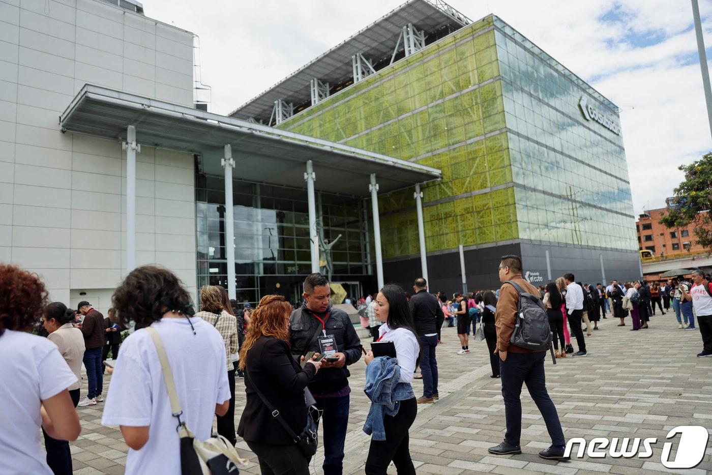 17일(현지시간) 콜롬비아 수도 보고타에서 규모 6.3 지진이 발생한 후 시민들이 사무실과 식당에서 급히 대피한 모습. 2023.08.17/뉴스1 ⓒ 로이터=뉴스1 ⓒ News1 김민수 기자