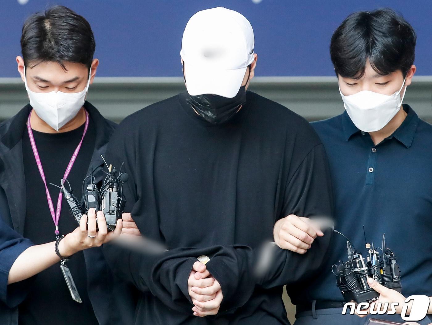 본문 이미지 - 향정신성의약품을 투약한 채 롤스로이스 차량을 몰다 행인을 치어 중상을 입힌 남성 A 씨. 2023.8.18/뉴스1 ⓒ News1 김도우 기자