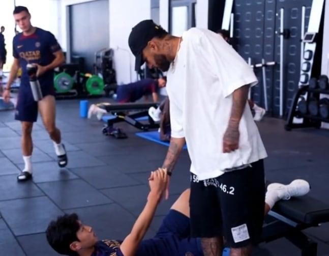 본문 이미지 - 작별 인사를 하는 이강인(왼쪽)과 네이마르(PSG 영상 캡처) 