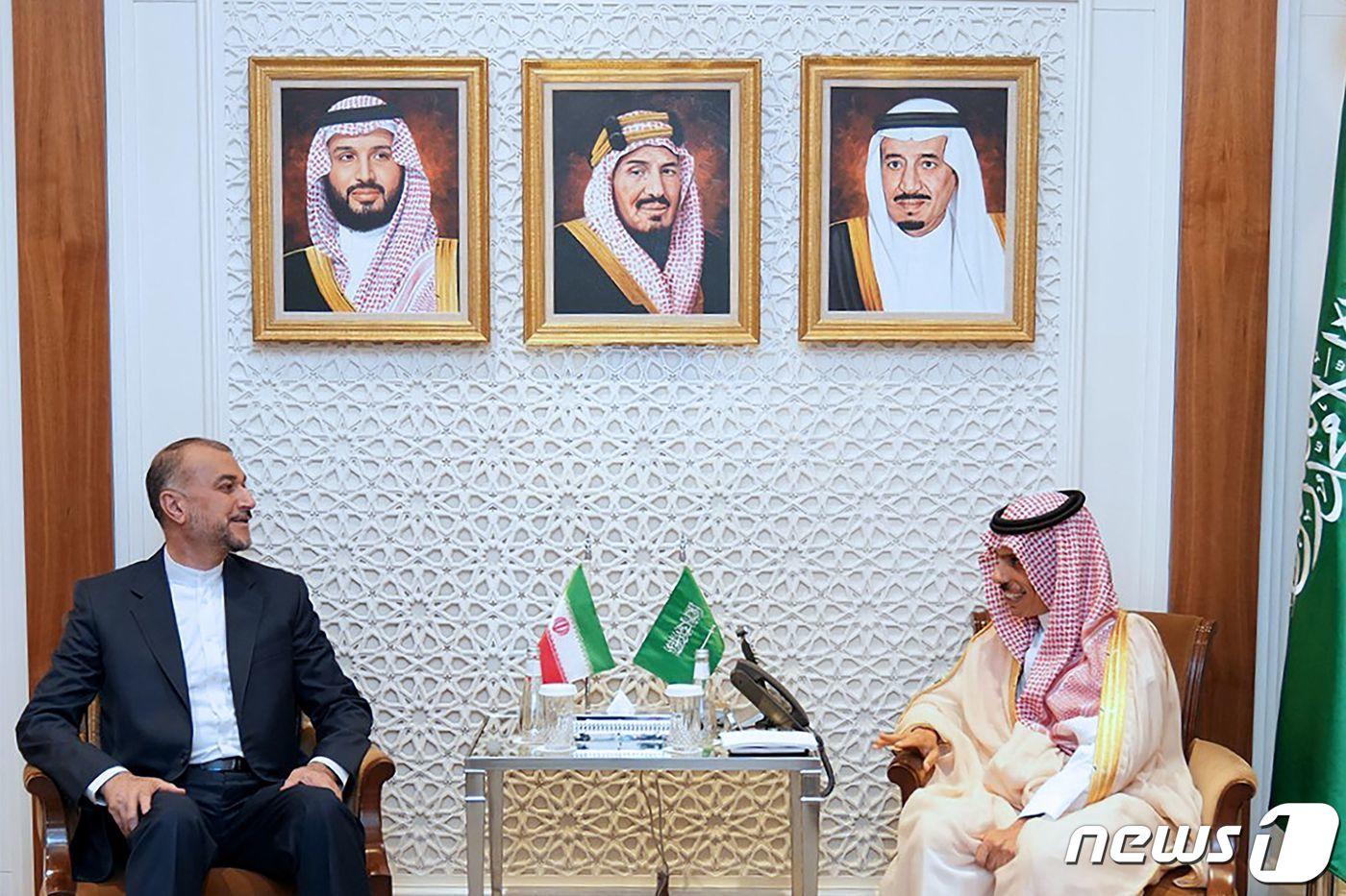 호세인 아미르 압돌라이안 이란 외교장관이 17일(현지시간) 중국의 중재로 외교 관계를 정상화한 이후 처음으로 리야드를 방문해 파이살 빈 파르한 사우디아라비아 외교장관과 회담을 하고 있다. 2023.8.18 ⓒ AFP=뉴스1 ⓒ News1 우동명 기자