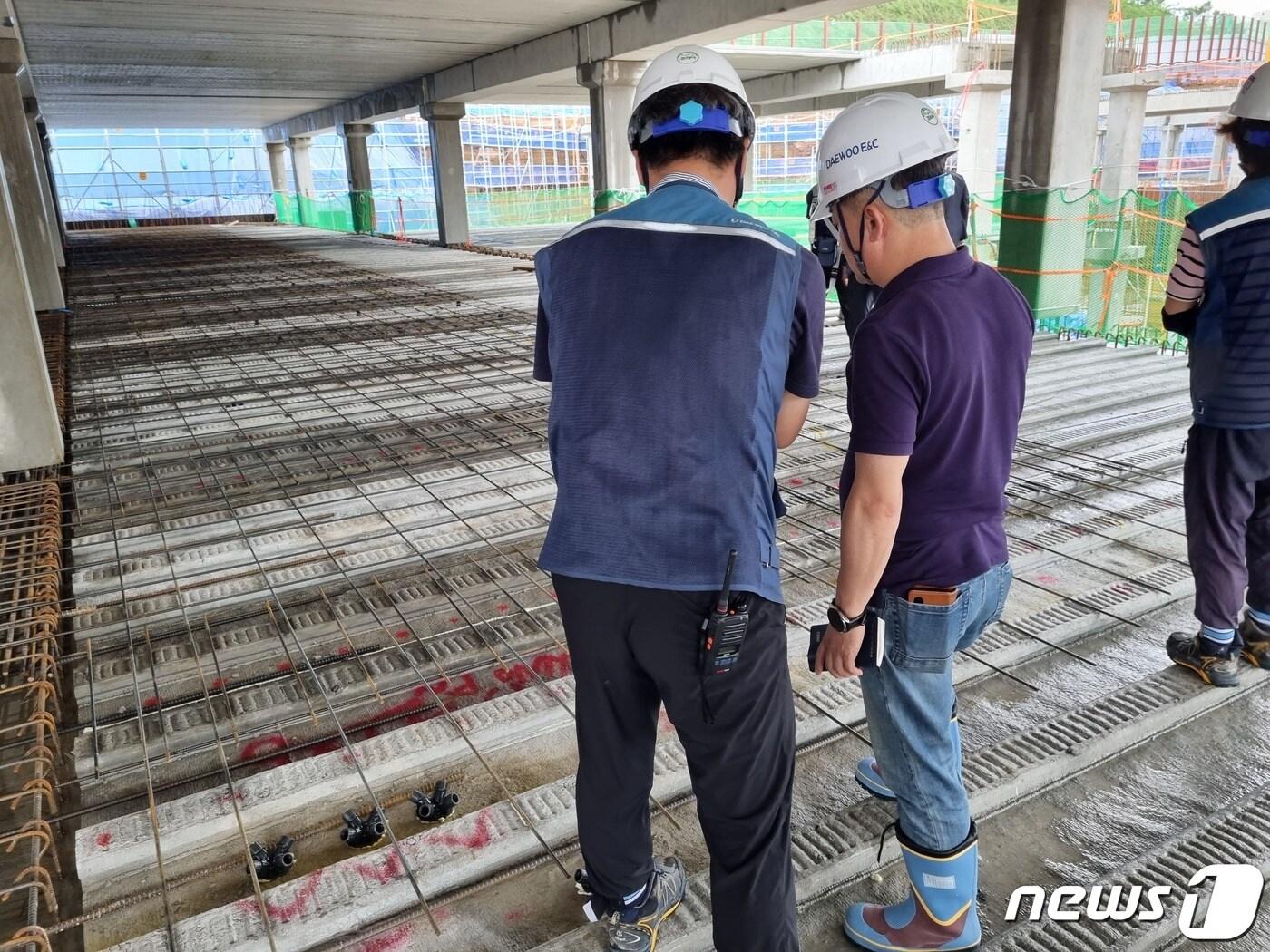 본문 이미지 - 전남도가 올해 상반기에 실시한 공동주택 품질점검.(전남도 제공) 2023.8.18/뉴스1