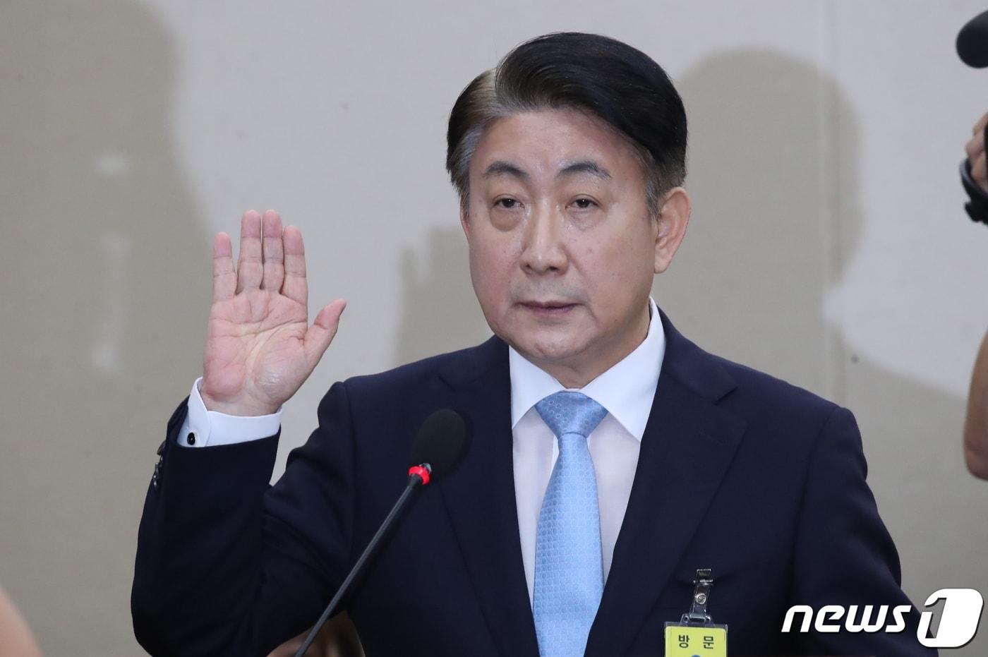 본문 이미지 - 18일 오전 국회 과학기술정보방송통신위원회에서 열린 인사청문회에서 이동관 방송통신위원장 후보자가 선서를 하고 있다. ⓒ News1 황기선 기자