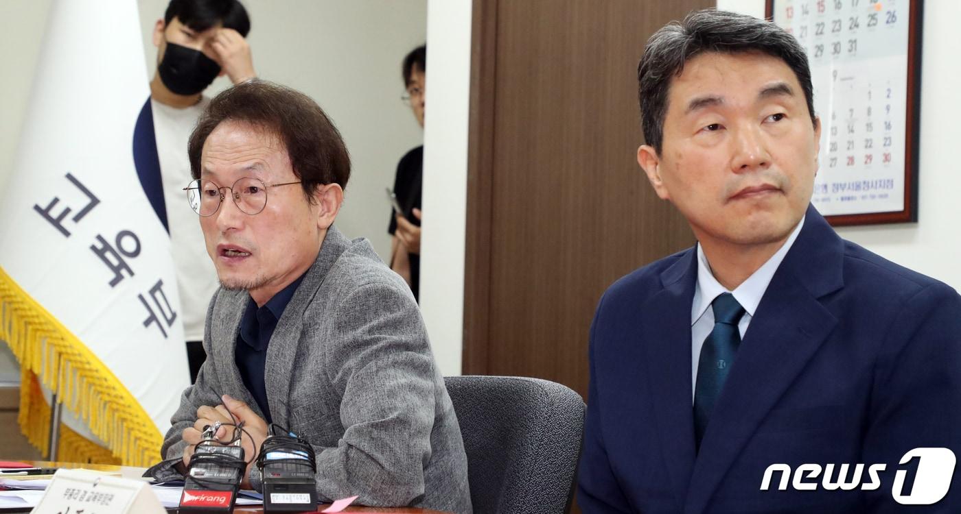 조희연 서울시 교육감(왼쪽)과 이주호 부총리 겸 교육부장관. /뉴스1 ⓒ News1 김명섭 기자