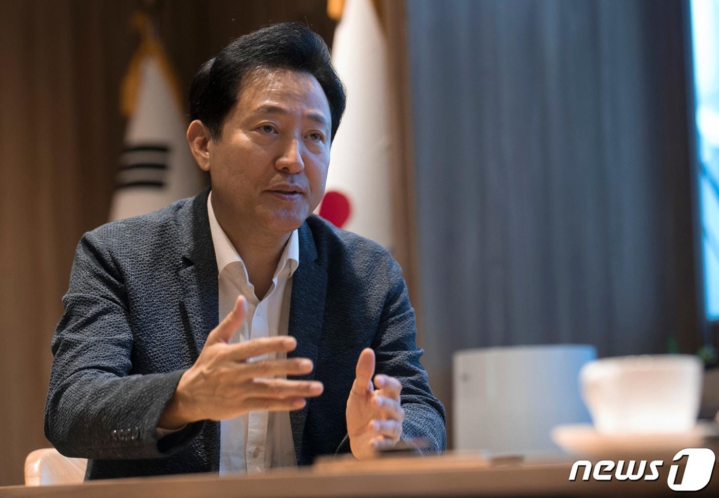 본문 이미지 - 오세훈 서울시장이 18일 서울 중구 세종대로 서울특별시청 집무실에서 뉴스1과 인터뷰를 갖고 있다. 2023.8.18/뉴스1 ⓒ News1 이동해 기자