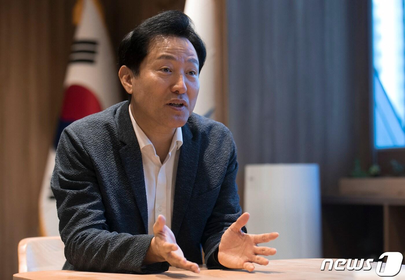 본문 이미지 - 오세훈 서울시장이 18일 서울 중구 세종대로 서울특별시청 집무실에서 뉴스1과 인터뷰를 갖고 있다. 2023.8.18/뉴스1 ⓒ News1 이동해 기자