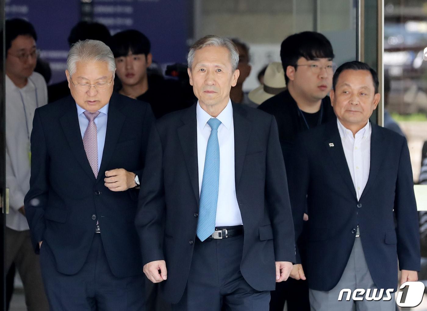 본문 이미지 - 이명박 정부 시절 군 사이버사령부의 정치 관여 활동에 개입한 혐의로 기소된 김관진 전 국방부 장관이 18일 오전 서울 서초구 서울고등법원에서 열린 군형법상 정치관여 혐의 등 파기환송심 선고공판에서 징역 2년을 선고 받은 뒤 법정을 나서고 있다. 2023.8.18/뉴스1 ⓒ News1 장수영 기자