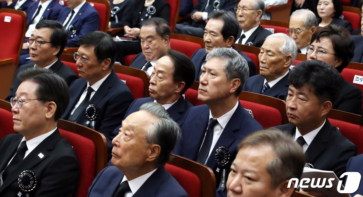 18일 오전 서울 동작구 국립서울현충원 현충관에서 열린 고(故) 김대중 전 대통령 서거 14주기 추도식에 전직 대통령들 자제인 김홍업, 박지만, 김현철, 노재헌, 노건호 씨가 참석하고 있다. 2023.8.18/뉴스1 ⓒ News1 박지혜 기자
