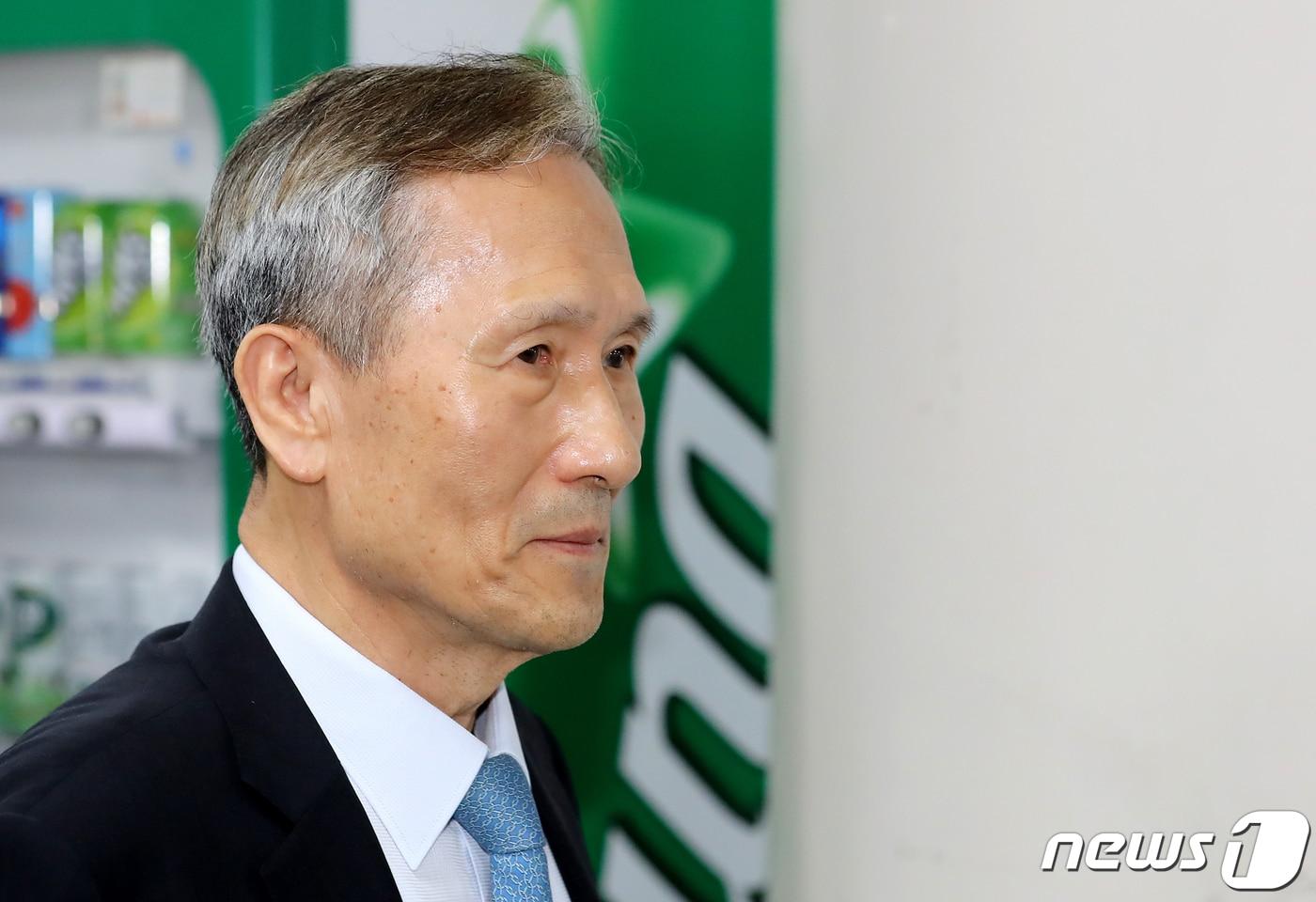 본문 이미지 - 이명박정부 시절 군 사이버사령부의 정치 관여 활동에 개입한 혐의로 기소된 김관진 전 국방부 장관이 18일 오전 서울 서초구 서울고등법원에서 열린 군형법상 정치관여 혐의 등 파기환송심 선고공판에서 징역 2년을 선고 받은 뒤 법정을 나서고 있다. 2023.8.18/뉴스1 ⓒ News1 장수영 기자