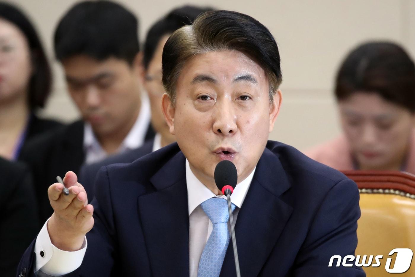 본문 이미지 - 이동관 방송통신위원장 후보자가 18일 오전 서울 여의도 국회 과학기술정보방송통신위원회에서 열린 인사청문회에 출석해 의원 질의에 답하고 있다. 2023.8.18/뉴스1 ⓒ News1 황기선 기자