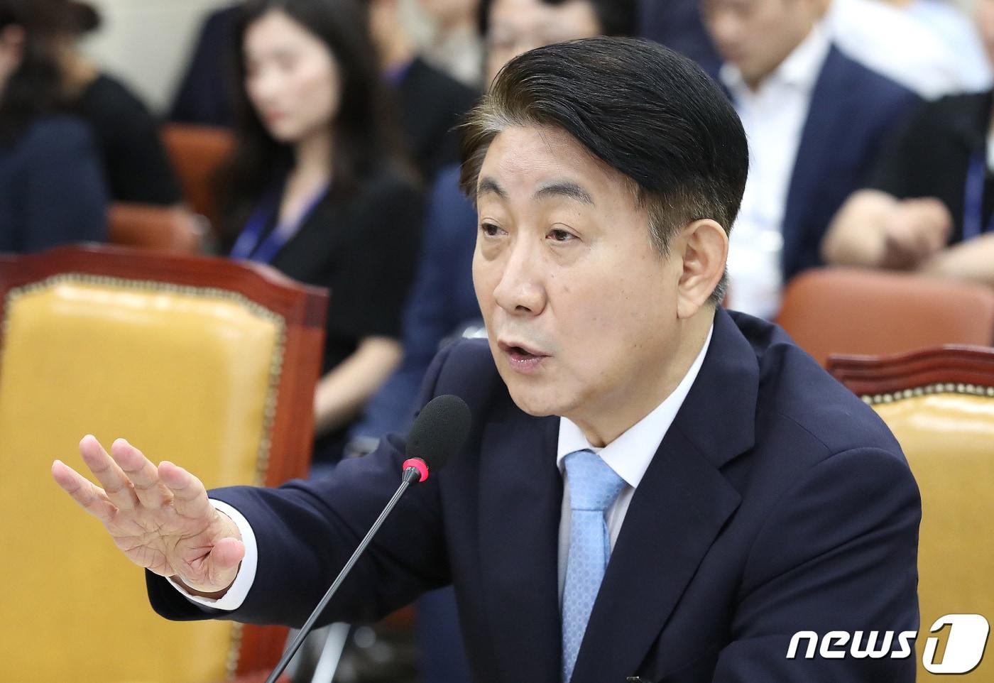 본문 이미지 - 이동관 방송통신위원장 후보자가 18일 오전 서울 여의도 국회 과학기술정보방송통신위원회에서 열린 인사청문회에서 의원들의 질의에 답하고 있다. 2023.8.18/뉴스1 ⓒ News1 임세영 기자