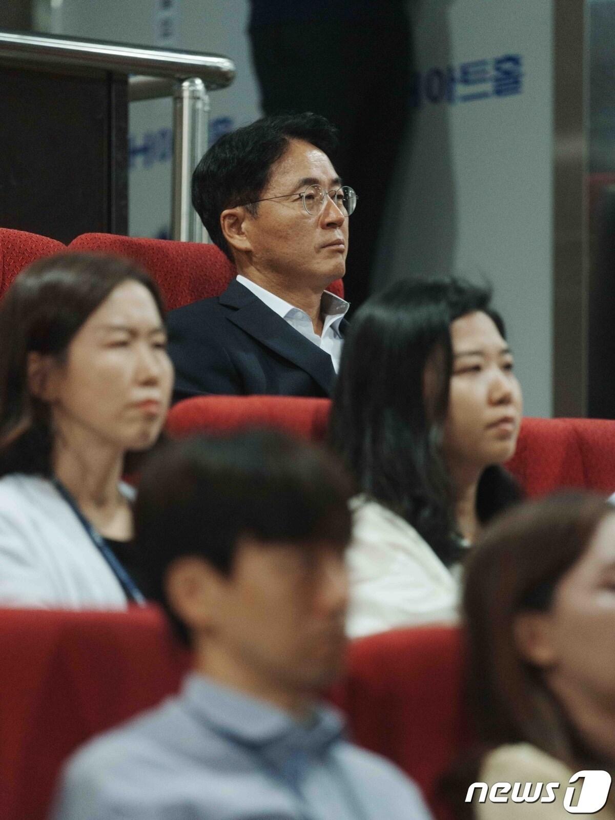 본문 이미지 - 이석용 농협은행장과 임직원 100여명은 지난 17일 서울 중구 본사에서 '생성형 AI 시대의 변화와 기회'를 주제로 한 김 교수의 강연을 들었다. (농협은행 제공) /뉴스1