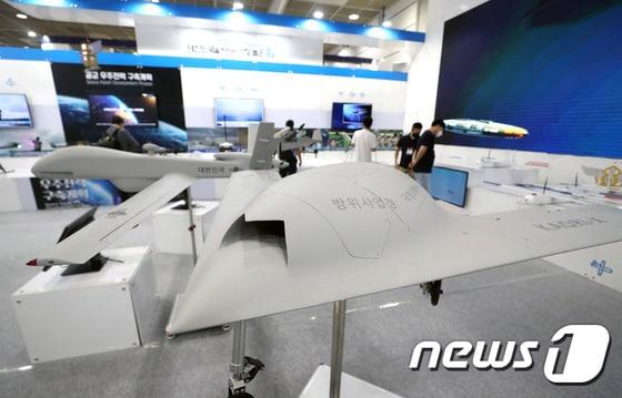 본문 이미지 - 저피탐 무인항공기 및 중고도 무인정찰기(MUAV) 모형. 2022.8.17/뉴스1 ⓒ News1 구윤성 기자