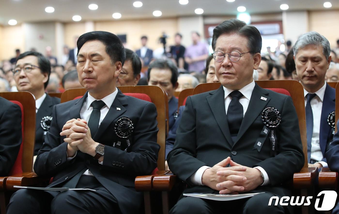 본문 이미지 - 김기현 국민의힘 대표와 이재명 더불어민주당 대표. 2023.8.18/뉴스1 ⓒ News1 박지혜 기자