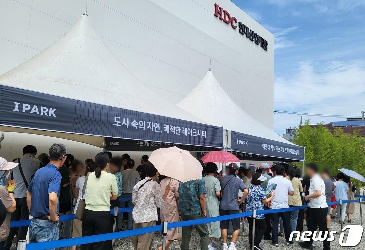 본문 이미지 - 춘천 레이크시티 아이파크 견본주택을 방문한 고객들의 모습(회사 제공).