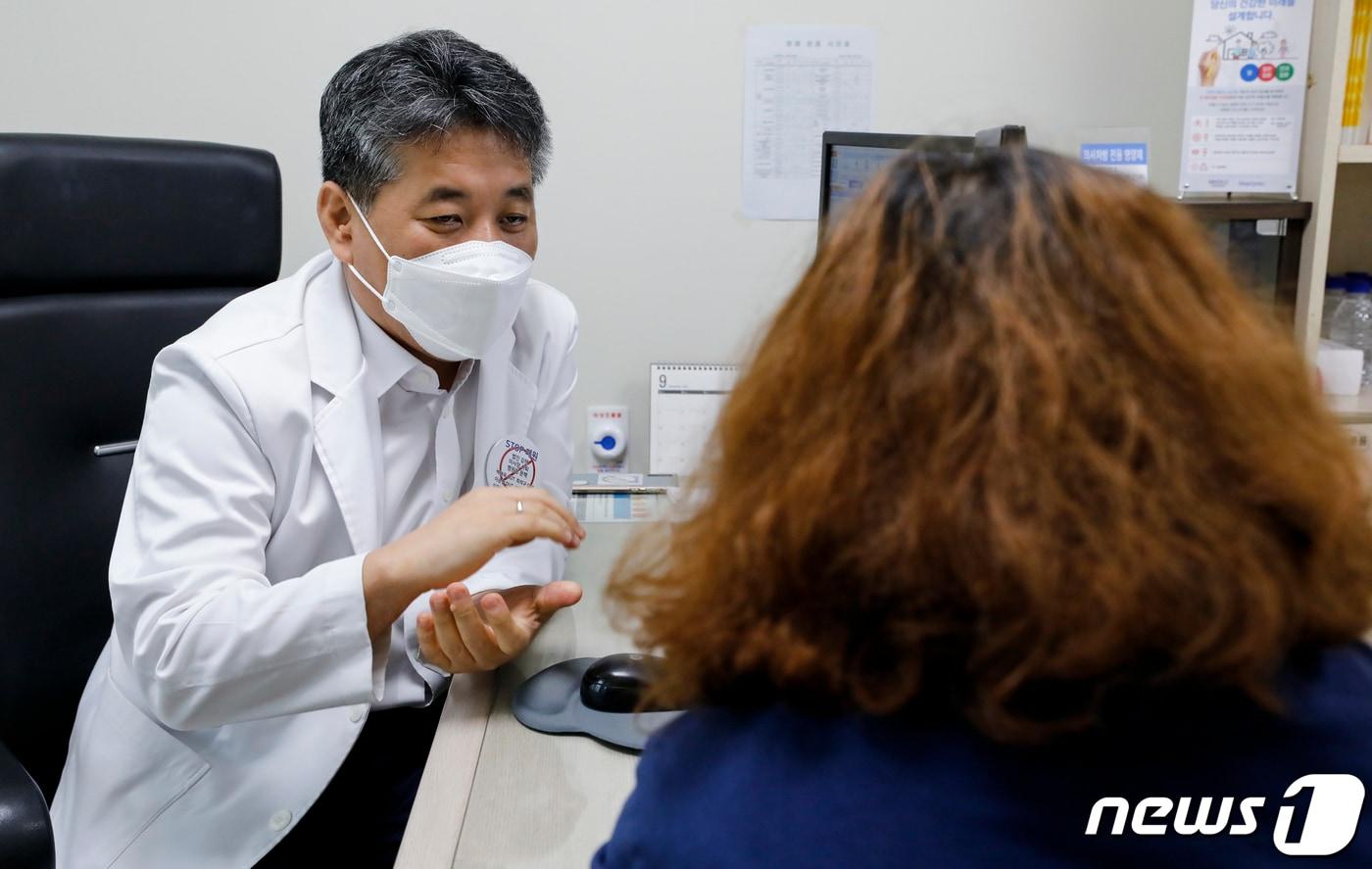 본문 이미지 - 조영규 가정의학과 교수가 18일 서울 중구 인제대학교 서울백병원에서 환자를 진료하고 있다. 서울백병원은 인제학원 이사회가 지난 6월 경영난을 이유로 폐원을 결정해 이달 31일 진료를 종료한다. 2023.8.18/뉴스1 ⓒ News1 김도우 기자