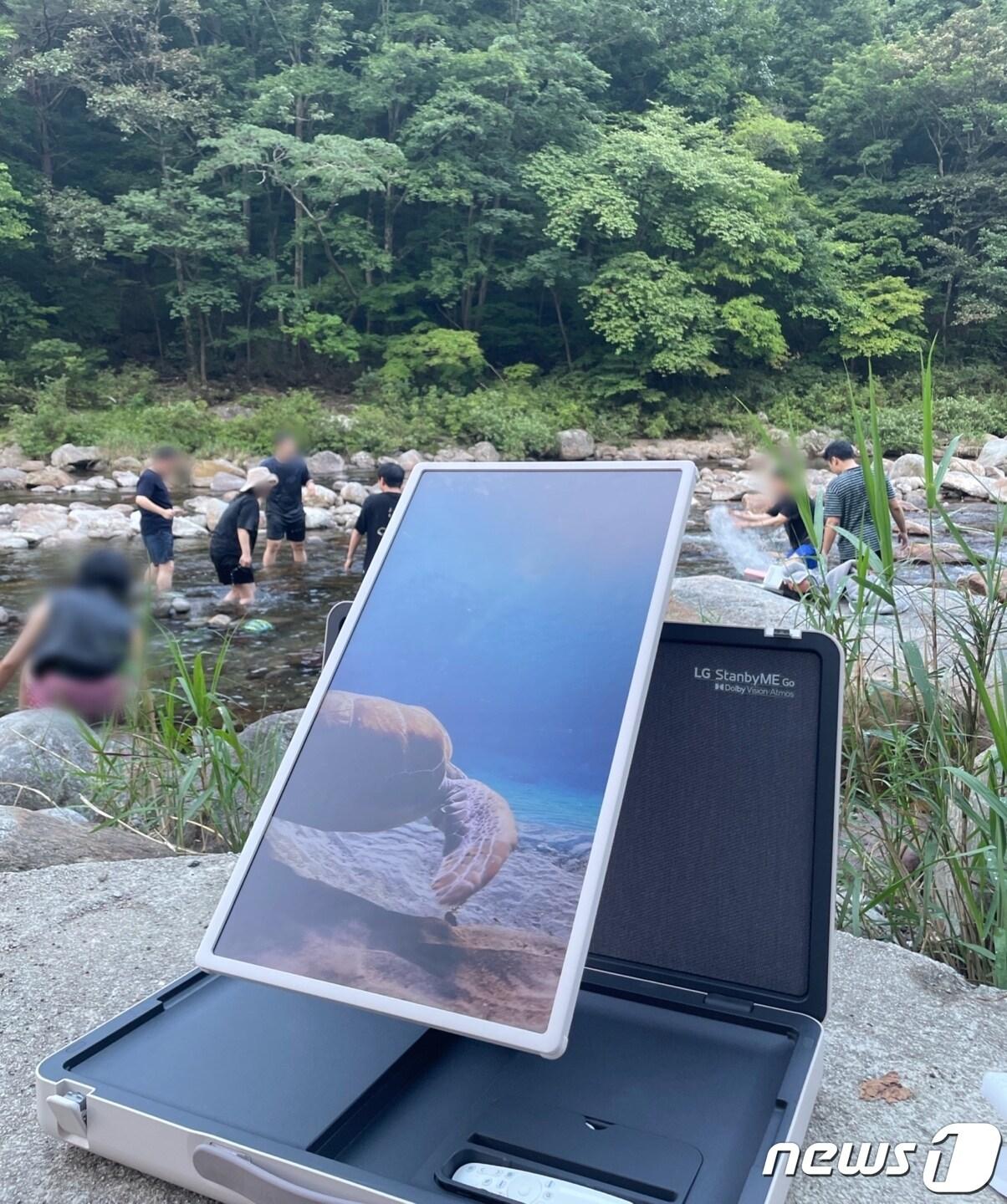 본문 이미지 - 전북 남원 뱀사골 계곡에서 'LG 스탠바이미고' 펼친 모습. 2023.8.5/뉴스1 ⓒ News1 강태우 기자