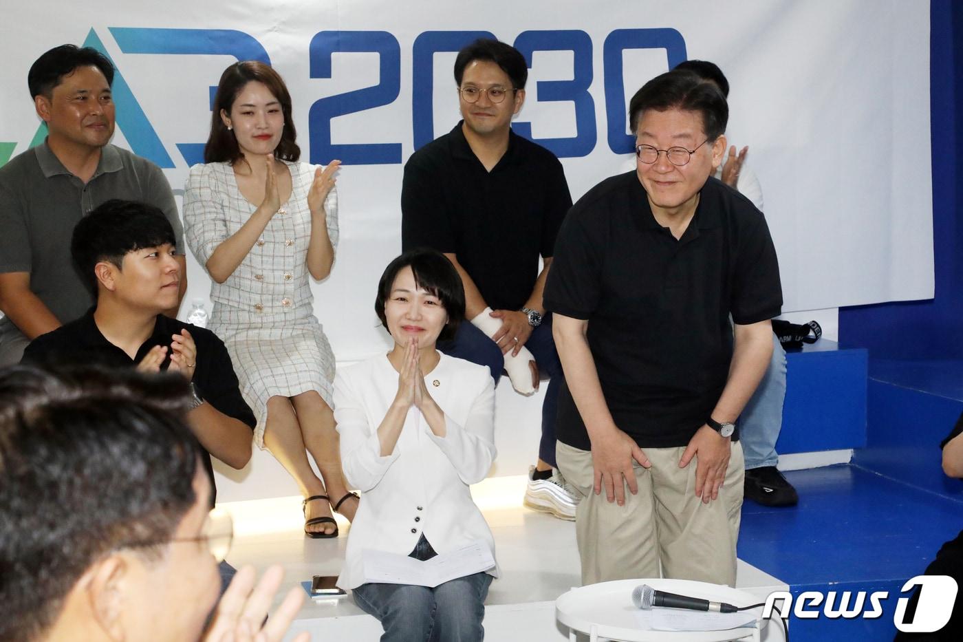본문 이미지 - 이재명 더불어민주당 대표가 18일 오후 서울 마포구의 한 카페에서 열린 '랩(LAB)2030 출범식'에서 참석자들에게 인사하고 있다. 2023.8.18/뉴스1 ⓒ News1 황기선 기자
