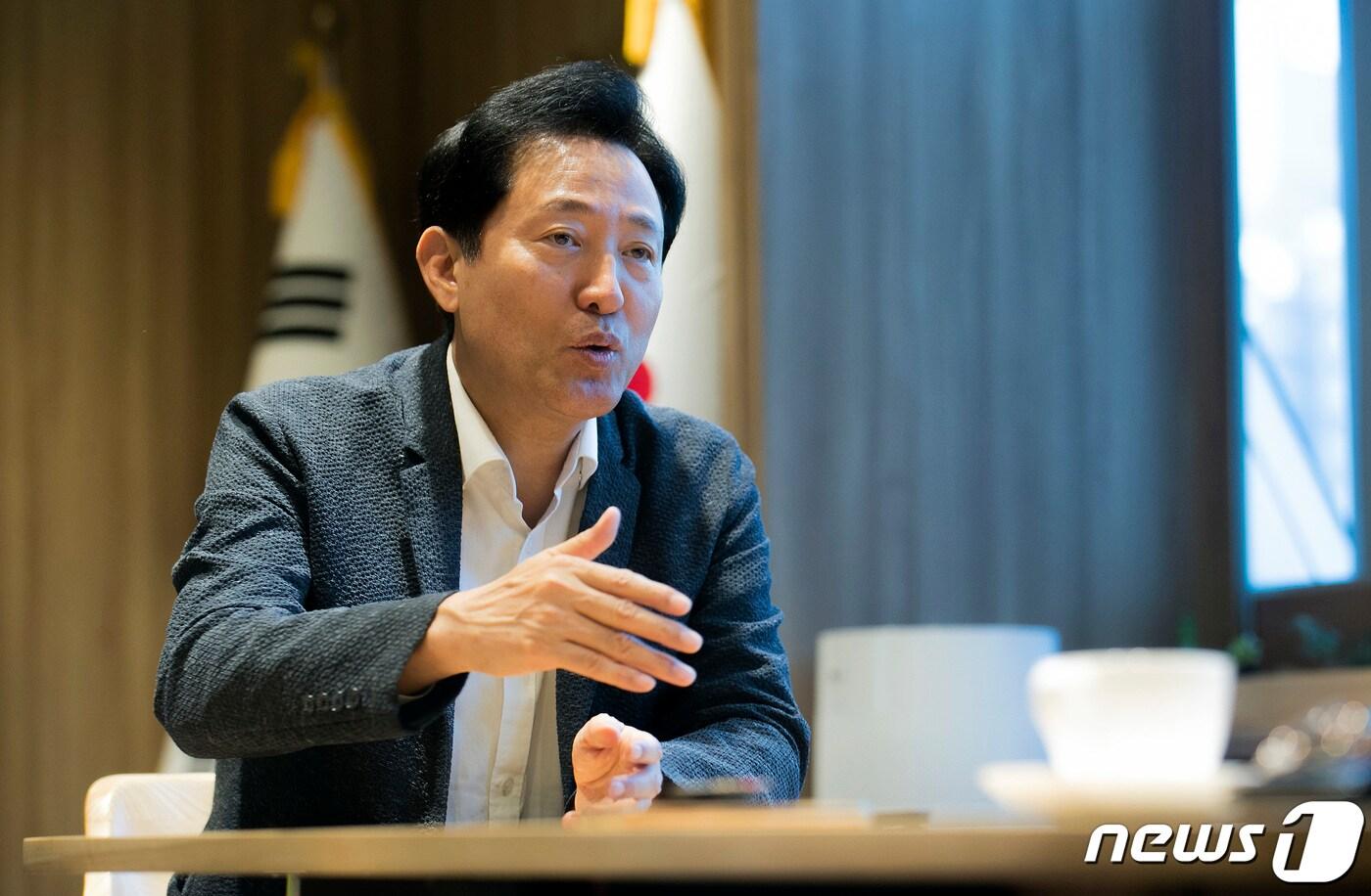 본문 이미지 - 오세훈 서울시장이 18일 서울 중구 세종대로 서울특별시청 집무실에서 뉴스1과 인터뷰를 갖고 있다. 2023.8.18/뉴스1 ⓒ News1 이동해 기자