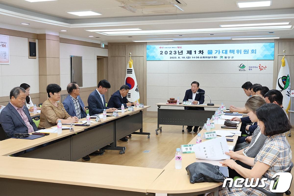 본문 이미지 - 경남 함안군이 18일 물가대책위원회를 열고 택시 기본요금 심의를 하고 있다.(함안군 제공)