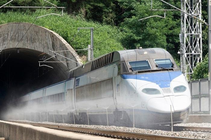 본문 이미지 - KTX 오송역 인근 고속선에서 선로 온도를 낮추기 위해 자동 살수 장치가 작동하고 있다.(한국철도공사 제공)