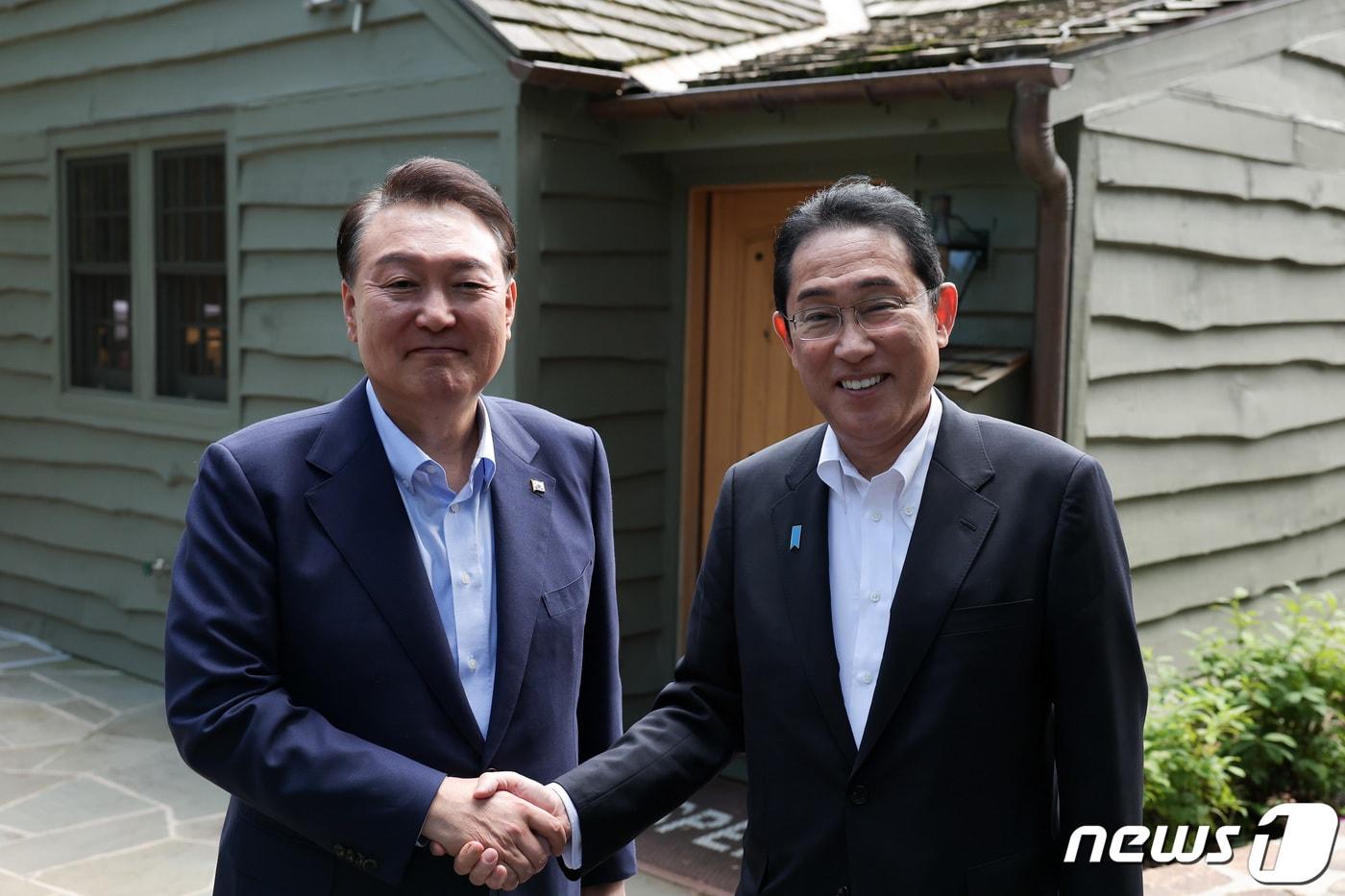 본문 이미지 - 윤석열 대통령과 기시다 후미오 일본 총리가 18일(현지시간) 미국 워싱턴DC 인근 대통령 별장인 캠프 데이비드에서 열린 한일 정상회담에 앞서 손을 잡은 채 기념촬영을 하고 있다. (대통령실 제공) 2023.8.18/뉴스1 ⓒ News1 오대일 기자