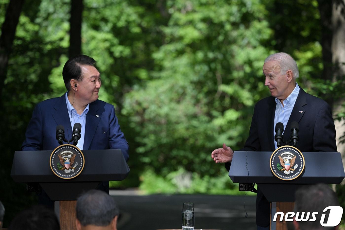 윤석열 대통령과 조 바이든 미국 대통령이 18일(현지시간) 미국 워싱턴DC 인근 대통령 별장인 캠프 데이비드에서 한미일 정상 공동기자회견을 하고 있다. (대통령실 제공) 2023.8.18/뉴스1 ⓒ News1 오대일 기자