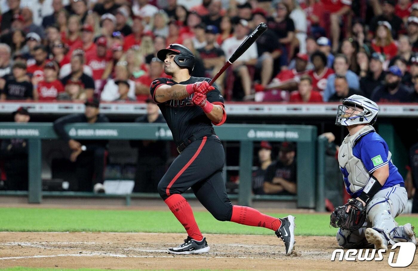 신시내티 레즈의 크리스찬 엔카르나시온-스트랜드가 19일(한국시간) 열린 메이저리그 토론토 블루제이스전에서 9회말 끝내기 홈런을 치고 있다. ⓒ AFP=뉴스1