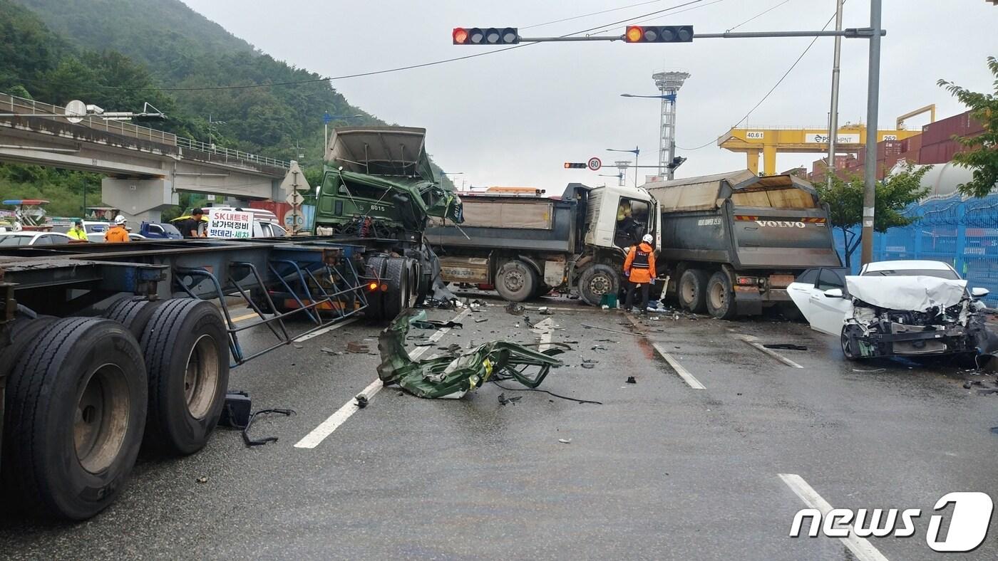 부산 강서구의 한 교차로에서 발생한 대형 교통사고. (부산소방재난본부 제공)