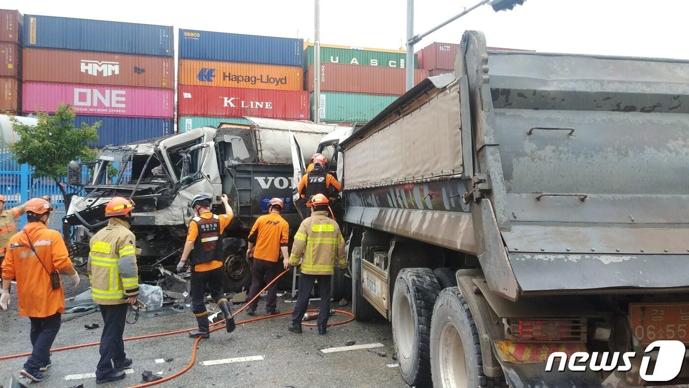 소방이 부상신항 인근에서 발생한 대형교통사고를 수습하고 있다. (부산소방재난본부 제공)
