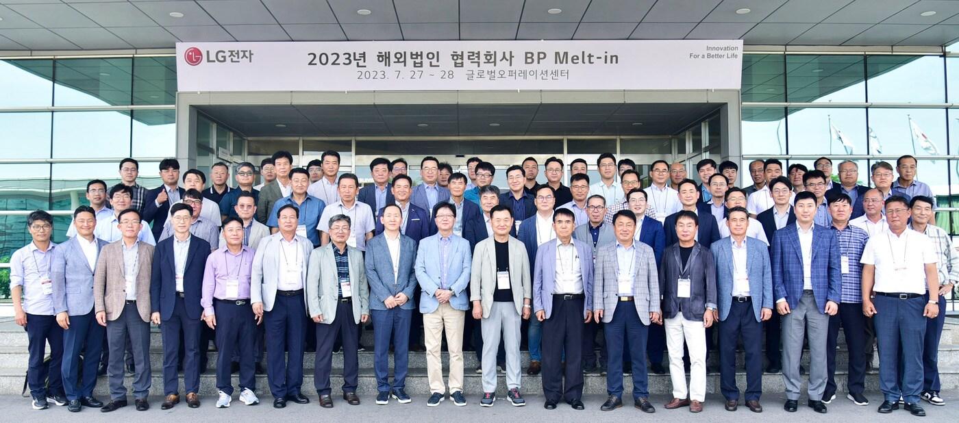 본문 이미지 - LG전자 글로벌오퍼레이션센터장 왕철민 전무(사진 첫째 줄 왼쪽에서 아홉 번째)와 해외진출 협력사 대표, 법인장들이 함께 기념촬영을 하고 있다.(LG전자 제공)