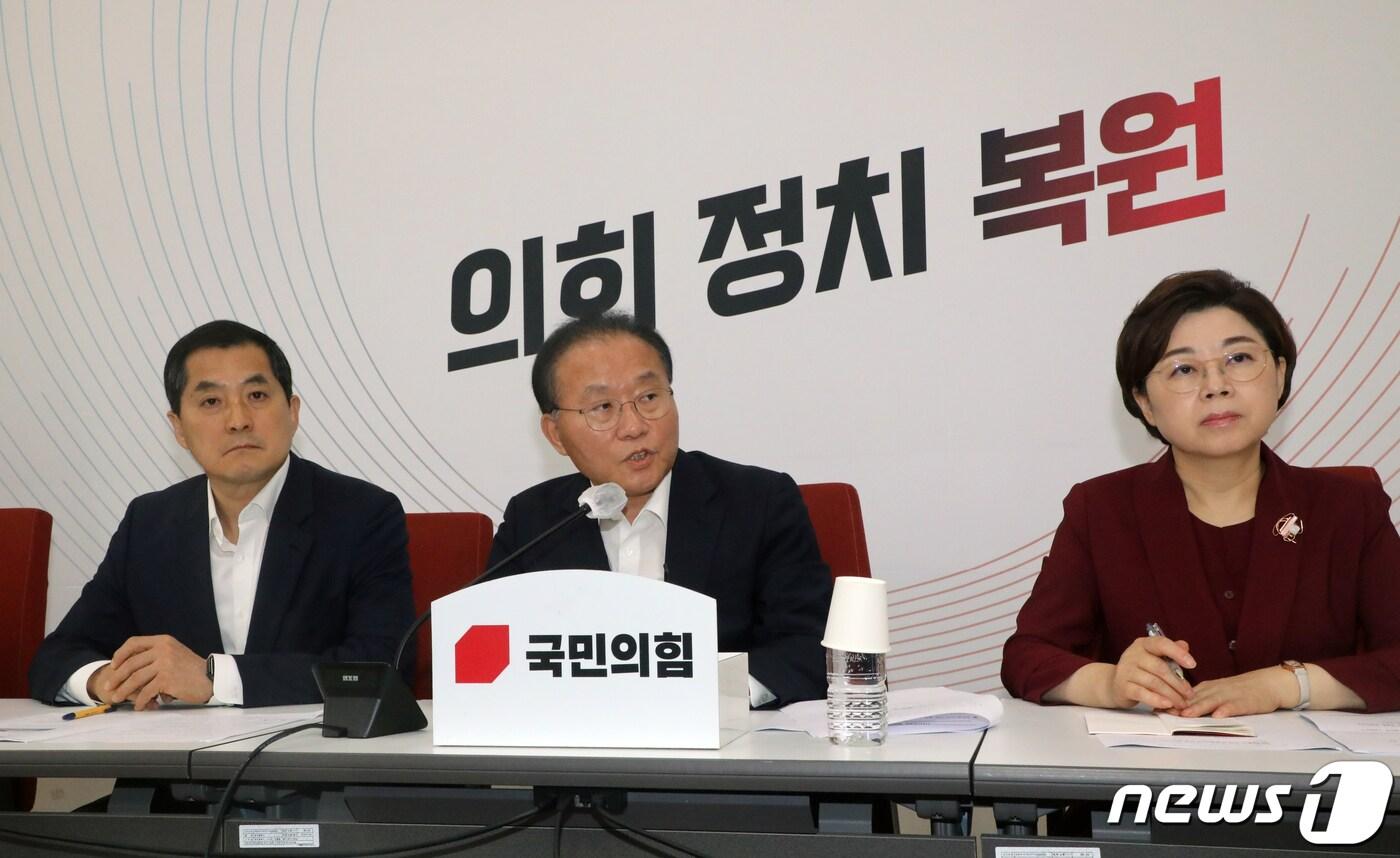 본문 이미지 - 윤재옥 국민의힘 원내대표가 2일 오전 서울 여의도 국회에서 열린 무량판 공법 부실시공 관련 기자간담회에서 취재진 질문에 답하고 있다. 2023.8.2/뉴스1 ⓒ News1 황기선 기자