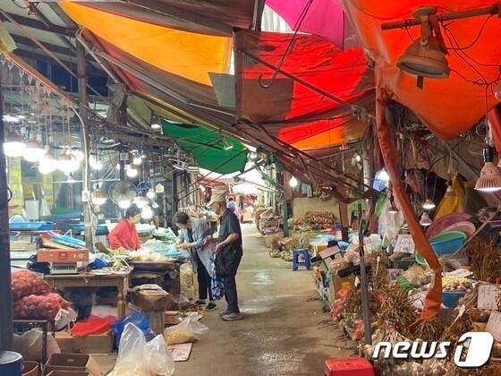 본문 이미지 - 한산한 서울 동대문구 경동시장 모습. 뉴스1 ⓒ News1 정지윤 기자 