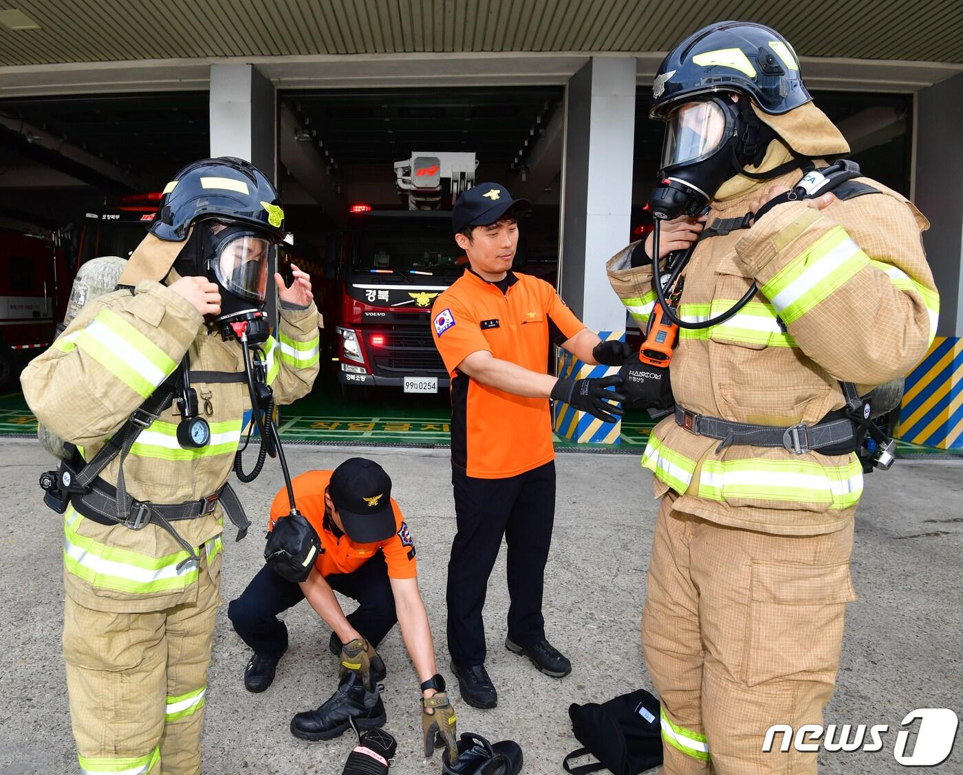 본문 이미지 - 경북 포항북부소방서 덕산안전센터 119대원들이 아침 교대점검에서 방화복을 착용한 후 공기호흡기 등 인명구조와 화재 진압에 필요한 개인 장비를 점검하는 모습. /뉴스1 ⓒ News1 최창호 기자