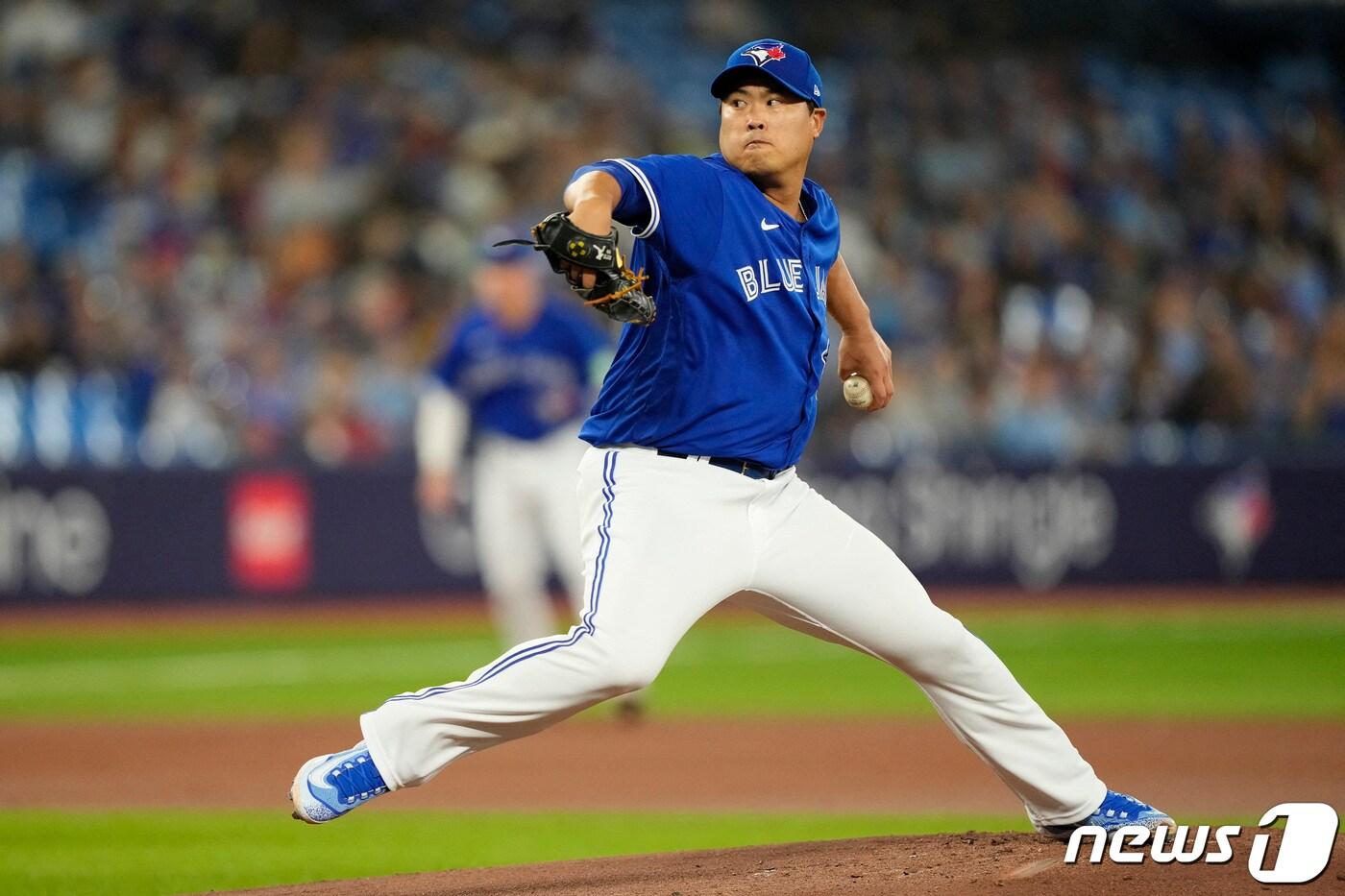 류현진이 1일(현지시간) 캐나다 온타리오주 토론토 로저스 센터에서 열린 왼쪽 팔꿈치 수술 후 426일 만의 복귀전인 볼티모어 오리올스와 경기서 역투를 하고 있다. 2023.8.2 ⓒ 로이터=뉴스1 ⓒ News1 우동명 기자