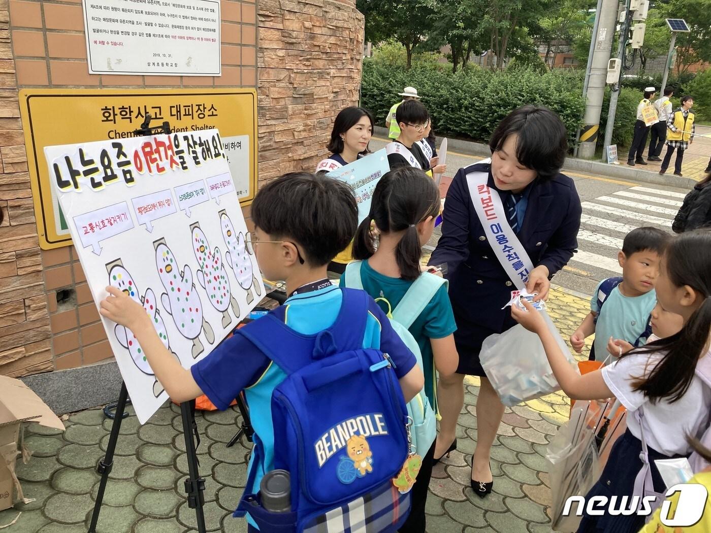 본문 이미지 - 김해시 교통안전 캠페인 설문조사 모습.(김해시 제공)