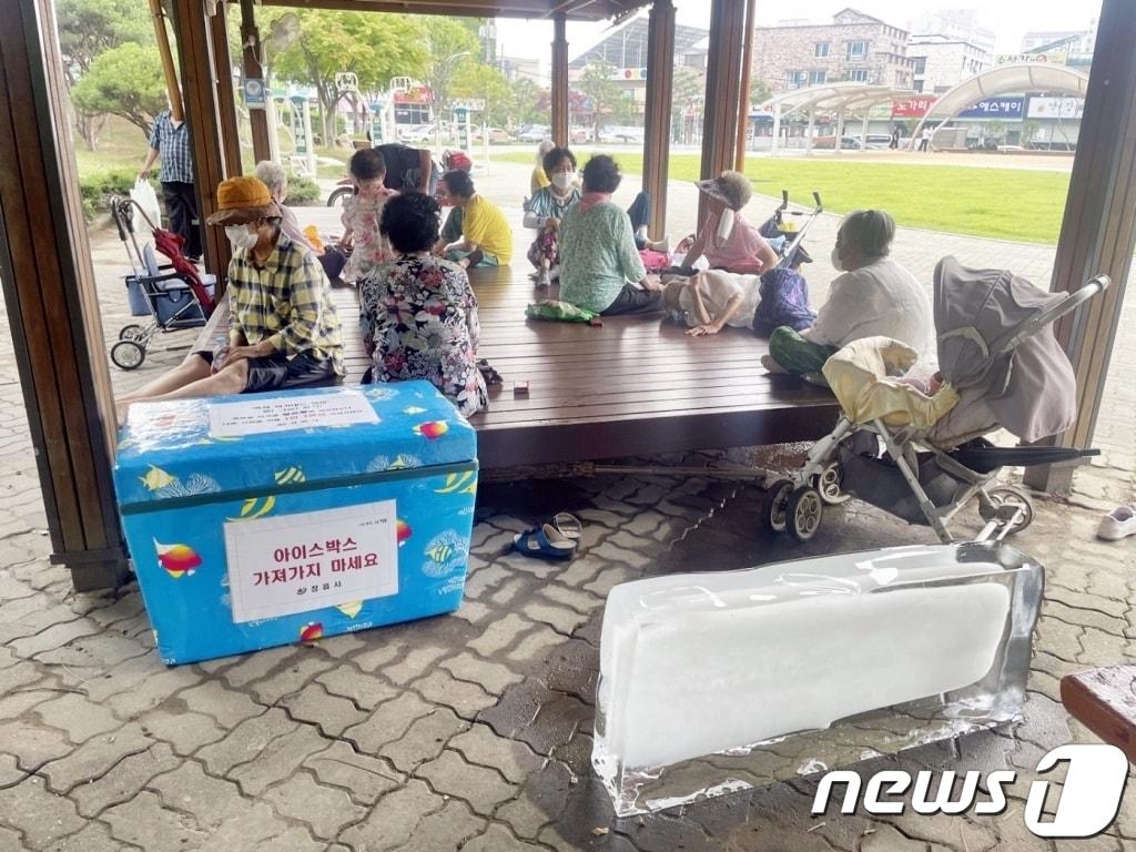 본문 이미지 - 전북 정읍시가 9월30일까지 폭염대책 기간으로 정하고 ‘폭염 대응 종합대책’을 본격 추진한다고 2일 밝혔다. 수성공원 쉼터에 마련된 얼음생수(정읍시 제공)2023.8.2/뉴스1 