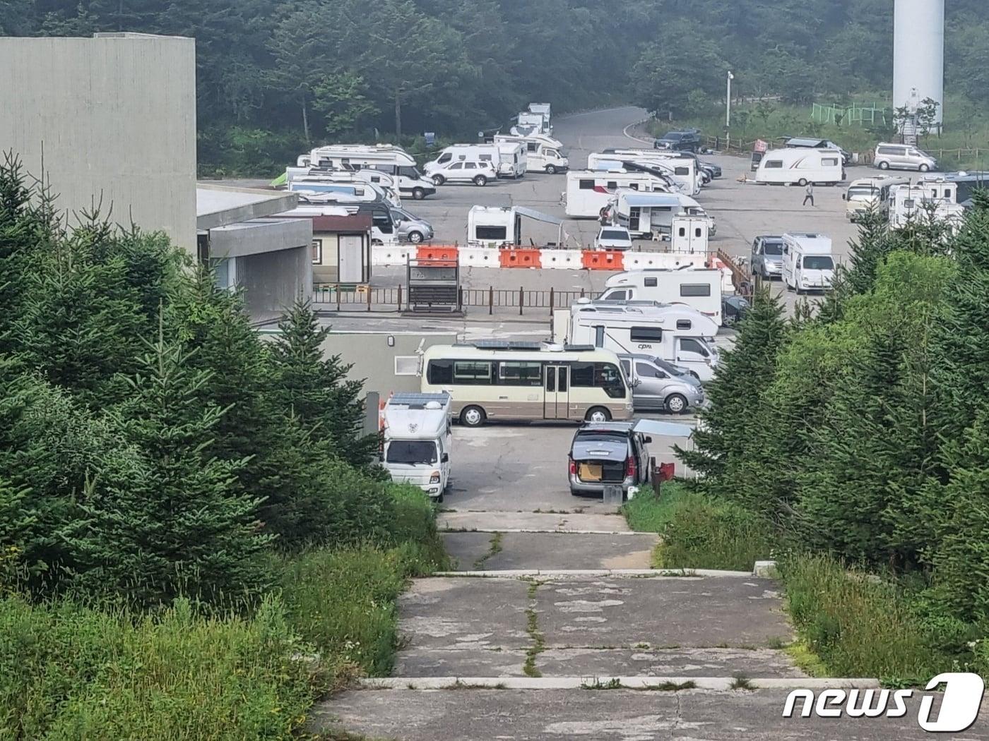 본문 이미지 - 2일 오전 옛 영동고속도로 하행선 대관령마을 휴게소 인근 공터에 무더위를 피해 온 캠핑차량으로 가득하다. 2023.8.2/뉴스1
