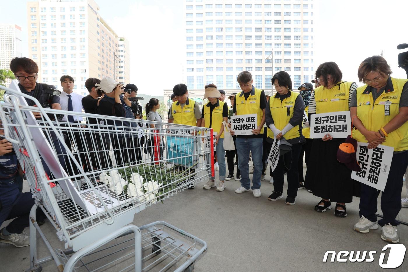 본문 이미지 - 2일 오전 경기 광명시 코스트코 광명점 본사 앞에서 열린 코스트코 카트 노동자 사망사고 관련 추모집회에서 집회 참석자들이 헌화 후 묵념을 하고 있다. 2023.8.2/뉴스1 ⓒ News1 김영운 기자