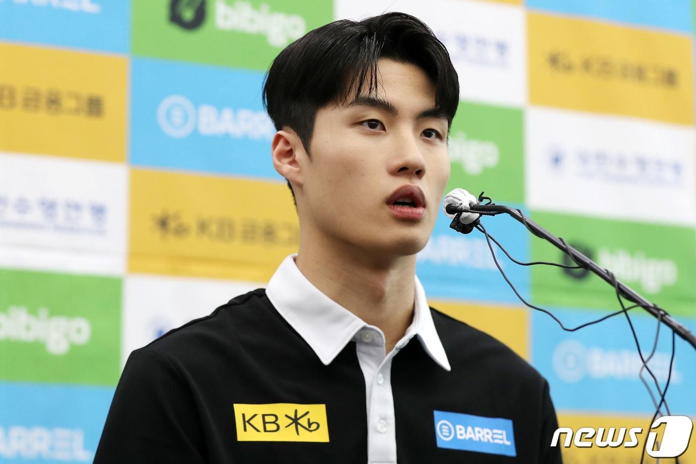 본문 이미지 - 후쿠오카 세계수영선수권대회 남자 자유형 200m에서 동메달을 획득한 황선우가 2일 오전 서울 송파구 올림픽파크텔에서 열린 '대한수영연맹 수영 국가대표팀 미디어데이' 인터뷰를 하고 있다. 2023.8.2/뉴스1 ⓒ News1 민경석 기자