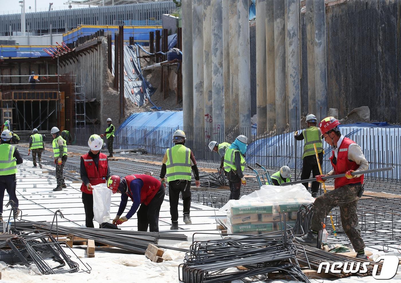 전국 대부분 지역에 폭염 경보가 내려진 2일 근로자들이 뙤약볕 아래서 공사를 진행하고 있다. 2023.8.2/뉴스1 ⓒ News1 박정호 기자